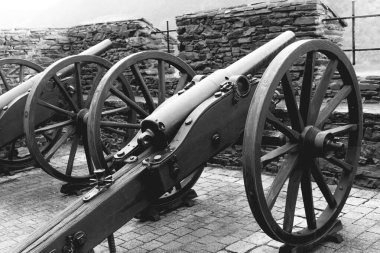 Engebeli taş bir duvara dayanan bu eski toplar ahşap tekerleklerin üzerinde duruyor. Tarihsel önemlerini ve etkileyici tasarımlarını vurguluyorlar. Geçmişteki savaşların ve sanatın bir hatırlatıcısı..