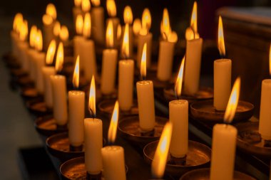 Titreyen mumlardan oluşan bir kolleksiyon huzurlu bir ortamda hafif bir parıltı saçarak, huzurlu bir akşam namazında atmosferi aydınlatıyor. Yumuşak ışık rahatlatıcı bir etki yaratır..