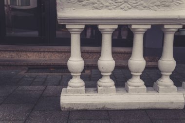 Şehir manzarasında, güzel bir şekilde işlenmiş beyaz balyoz kaldırımda gururla durur, sütunları ve dokusu yumuşak sabah ışığıyla vurgulanır, hayranlık uyandırır..