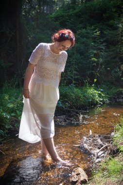 orman akarsu genç kadın