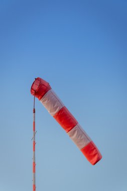 Gökyüzü ile Rüzgar gülü