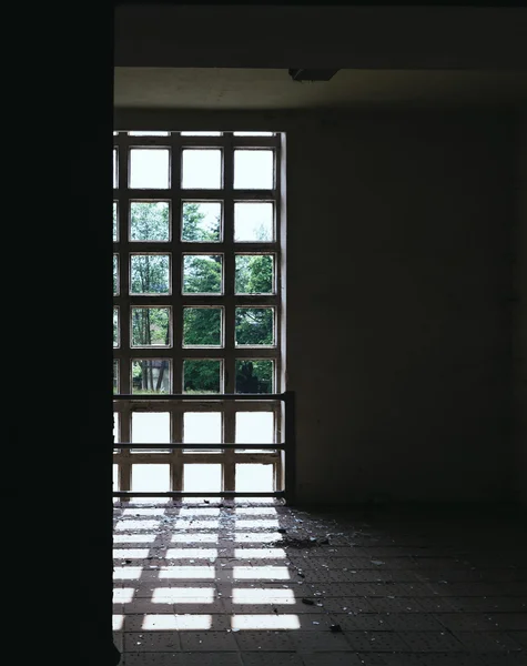 Mörkt rum med fönster — Stockfoto