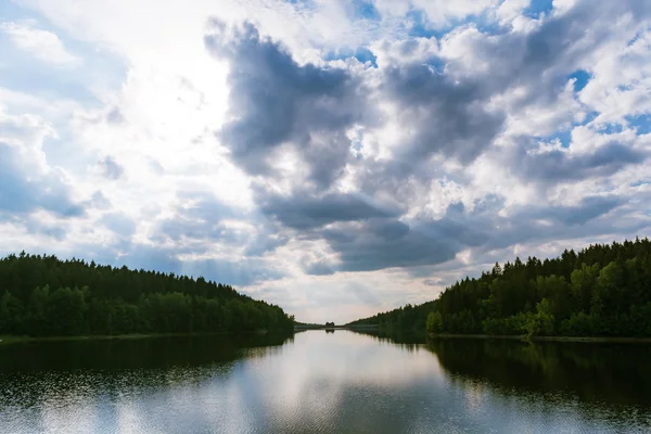 Forest lake met blauwe lucht Iii — Stockfoto