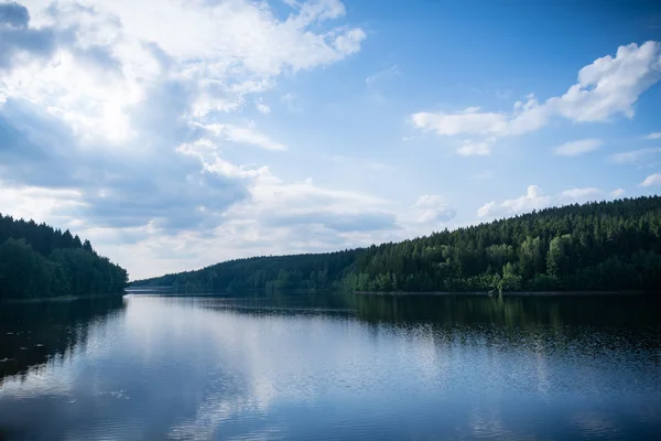 Lago del bosque con cielo azul —  Fotos de Stock