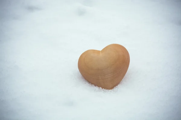 Hjärta dekoration i snö — Stockfoto