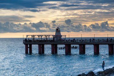Sochi, Krasnodar Krai, Rusya, 28 Eylül 2019: Güneşli bir günde Adler sahilinden dekoratif deniz feneri manzarası. 