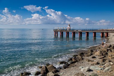 Sochi, Krasnodar Krai, Rusya, 28 Eylül 2019: Güneşli bir günde Adler sahilinden dekoratif deniz feneri manzarası. 