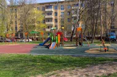 Moskova, Rusya, 3 Mayıs 2020. Covid-19 virüsü için çocuk parkı küresel karantina sırasında kapalıdır.