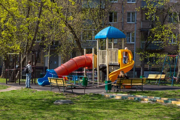 Moskau, Russland, 3. Mai 2020. Kinderspielplatz ist während der weltweiten Quarantäne für das Covid-19-Virus geschlossen — Stockfoto