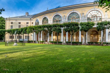 Devlet Müzesi-Rezervi Pavlovsk. St. Petersburg, Rusya - 10 Temmuz 2019: Mavi gökyüzüne karşı Pavlovsk Sarayı manzarası