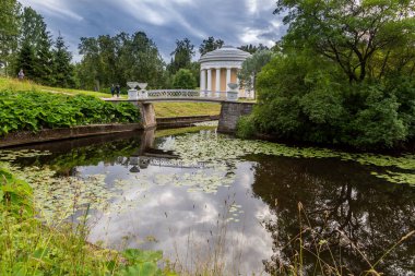 Devlet Müzesi-Rezervi Pavlovsk. St. Petersburg, Rusya - 10 Temmuz 2019: Slavyanka nehri yakınlarındaki Dostluk Tapınağı