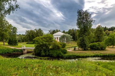 Devlet Müzesi-Rezervi Pavlovsk. St. Petersburg, Rusya - 10 Temmuz 2019: Slavyanka nehri yakınlarındaki Dostluk Tapınağı