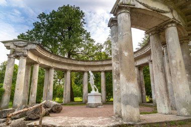 PAVLOVSK, RUSYA - 10 Temmuz 2019. Pavlovsk, St Petersburg, Rusya 'daki Pavlovsk Park bölgesinde Apollo Kolonisi 