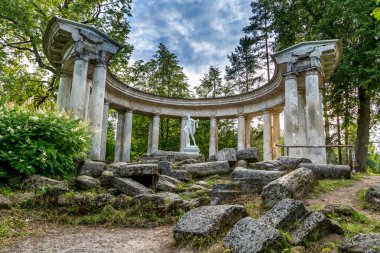 PAVLOVSK, RUSYA - 10 Temmuz 2019. Pavlovsk, St Petersburg, Rusya 'daki Pavlovsk Park bölgesinde Apollo Kolonisi 