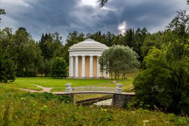 Devlet Müzesi-Rezervi Pavlovsk. St. Petersburg, Rusya - 10 Temmuz 2019: Slavyanka nehri yakınlarındaki Dostluk Tapınağı