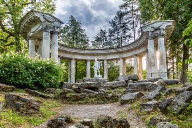 PAVLOVSK, RUSYA - 10 Temmuz 2019. Pavlovsk, St Petersburg, Rusya 'daki Pavlovsk Park bölgesinde Apollo Kolonisi 