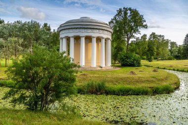 Devlet Müzesi-Rezervi Pavlovsk. St. Petersburg, Rusya - 10 Temmuz 2019: Slavyanka nehri yakınlarındaki Dostluk Tapınağı