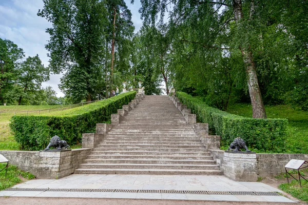 Pavlovsk, Leningrad region, Russia - july 10, 2019: Large stone Italian staircase in Pavlovsk Park — Stock Photo, Image