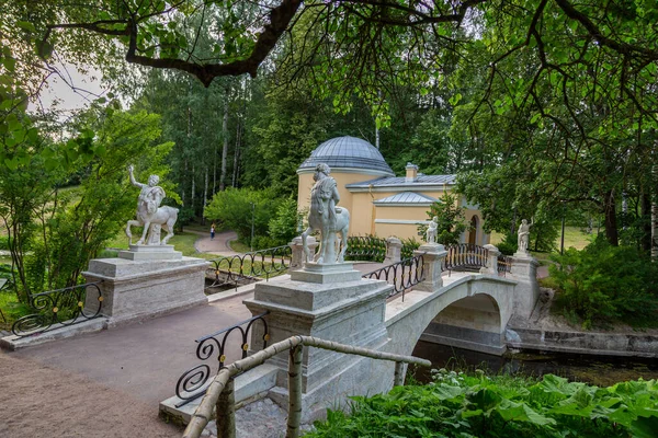 Санкт-Петербург, Россия - 10 июля 2019 года: скульптура кентавра на фоне павильона и деревьев в парке, Санкт-Петербург — стоковое фото