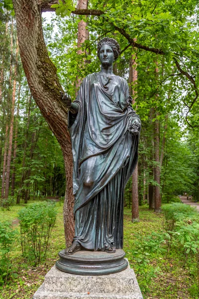 San Pietroburgo, Russia - 10 luglio 2019: Pavlovsk park. La vecchia Sylvia Dodici sentieri statue Flora. — Foto Stock