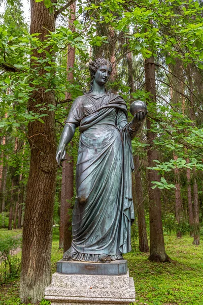 San Pietroburgo, Russia - 10 luglio 2019: Pavlovsk park. La vecchia Sylvia Dodici sentieri statue Flora. — Foto Stock