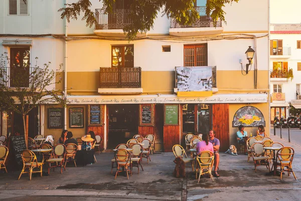 Ibiza España Agosto 2020 Personas Sentadas Cafetería Del Casco Antiguo Imágenes De Stock Sin Royalties Gratis