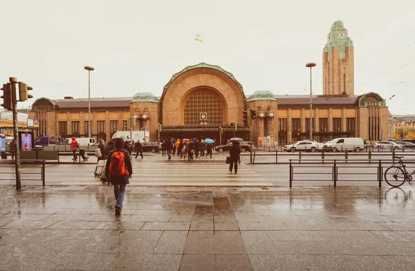Люди Стояли Дождем Перед Знаменитым Центральным Железнодорожным Вокзалом Хелси Городе — стоковое фото