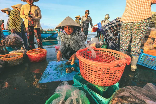 Mui Vietnam Enero 2019 Vendedor Local Que Pesa Estantes Para — Foto de Stock