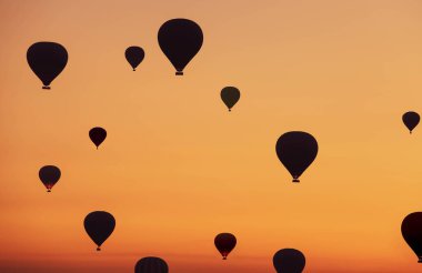 Kapadokya vadisinde uçan sıcak hava balonlarına odaklan. Sıcak hava balonları Kapadokya 'da geleneksel turistik ilgi odağı..