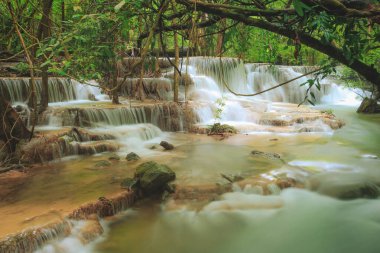 güzel bir şelale srinakarin Barajı Milli Parkı, kanchanaburi Eyaleti, Tayland