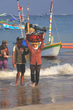 Bali, Endonezya - 6 Ağustos 2017: Bali balık satıcısı taşımak balıklar havzasında Kedonganan - Passer Ikan, Jimbaran plaj sabah pazarda