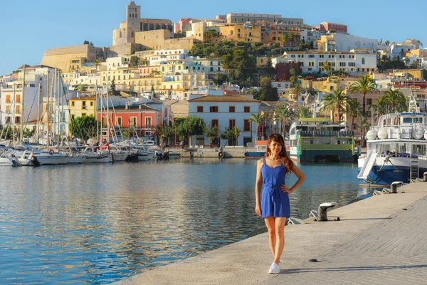 Aziatische Vrouw Die Voor Oude Stad Staat Ibiza Spanje Zomervakantie — Stockfoto