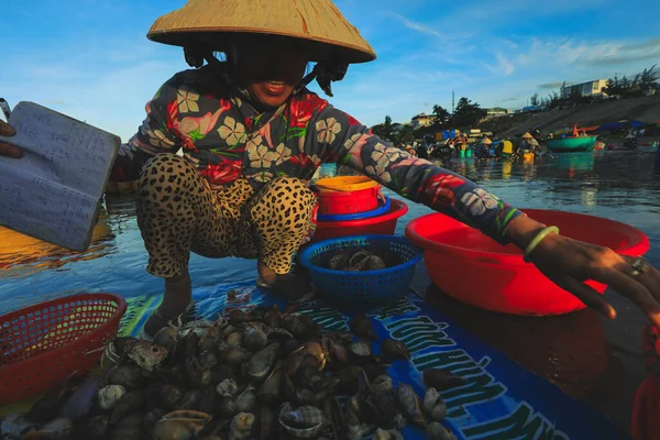 Mui Vietnam Enero 2019 Vendedor Local Está Recogiendo Peces Mariscos — Foto de Stock