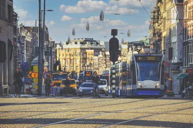 Amsterdam-Hollanda, 18 Nisan 2017: Amsterdam, Hollanda 'da modern tramvayla sokak sahnesi