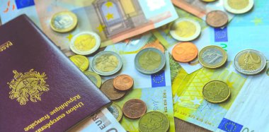 Avro para banknotları, avro paraları ve seyahat konsepti için seyahat pasaportları.