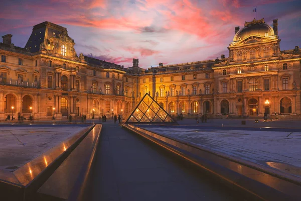 Paris Aralık 2018 Avlu Louvre Görünümü Binaya Akşam Louvre Müzesi — Stok fotoğraf