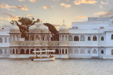 Udaipur Hindistan - 19 Ocak 2020: Pichola Gölü üzerindeki Taj Gölü Sarayı Udaipur Rajasthan Hindistan 'da gün doğumunda.