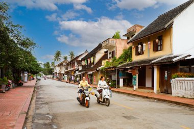 Luang Prabang, Laos - 13 Ağustos 2020: Luang Prabang, Laos, Luang Prabang 'daki sokak manzarası, Unesco Dünya Mirası ilan edildi