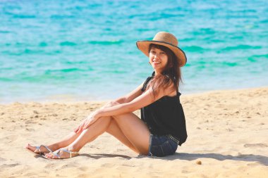 Mutlu kadın sahilde keyif alıyor ve dinleniyor, Yaşam Tarzı ve Seyahat Konsepti