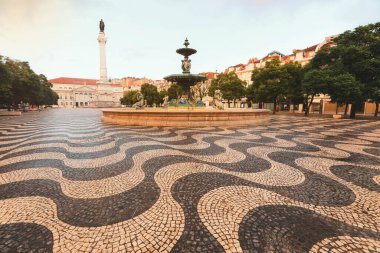 Portekiz 'in orta Lizbon kentindeki Rossio meydanında tipik Portekiz kaldırımı