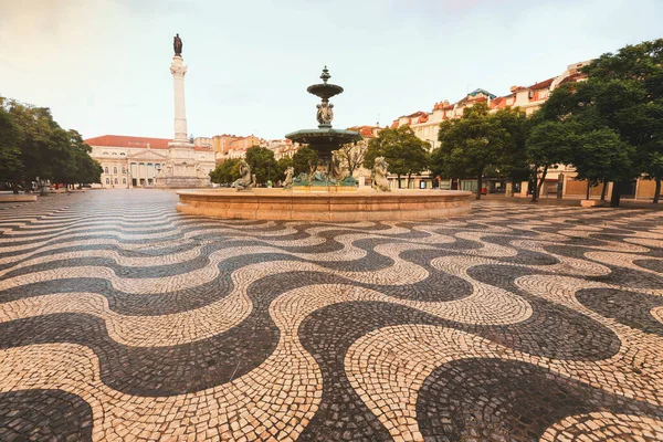 Portekiz 'in orta Lizbon kentindeki Rossio meydanında tipik Portekiz kaldırımı