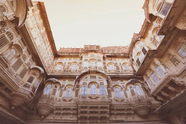 Hindistan 'ın mavi şehri Jodhpur' da ahşap oyma pencereler..