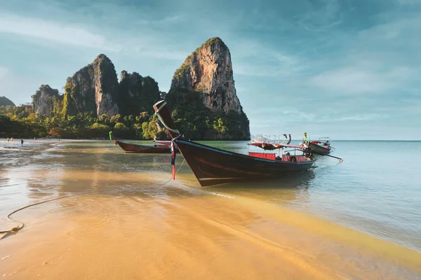 Tropikalna Plaża Tradycyjnymi Długimi Łodziami Podwodnymi Kho Poda Krabi Tajlandia — Zdjęcie stockowe