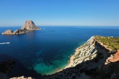 Su yüzeyine seçici odaklanma, Es Dağı 'nın Vedra manzarası. İbiza, Balear Adaları, İspanya