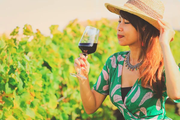 Feliz Asiático Mulher Beber Tinto Vinho Celebração Conceito — Fotografia de Stock