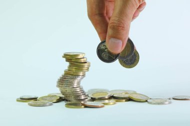 Seçici olarak 2 avroluk madeni paraya odaklan. Beyaz arkaplanda 2 avroluk madeni para var.