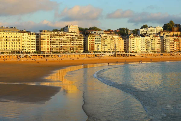 Människor Njuta Sin Semester Stranden Vid Concha Beach Centrum San — Stockfoto