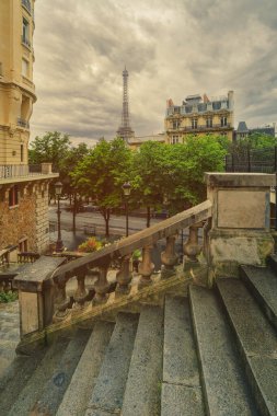 Paris 'te Eyfel Kulesi manzarası. Eyfel Kulesi, Paris 'in mimarisi ve simgesidir..