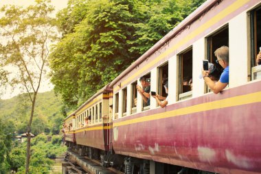 Kanchanaburi-Tayland, 20 Ağustos 2018: Seçici odaklı turist, Kanchanaburi 'deki Kwai Nehri' ni geçen tren turlarında fotoğraf çekiyor.
