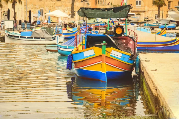 Марсаксик Мальта Luzzu Традиционные Глаза Красочные Лодки Гавани Рыбацкой Деревни — стоковое фото